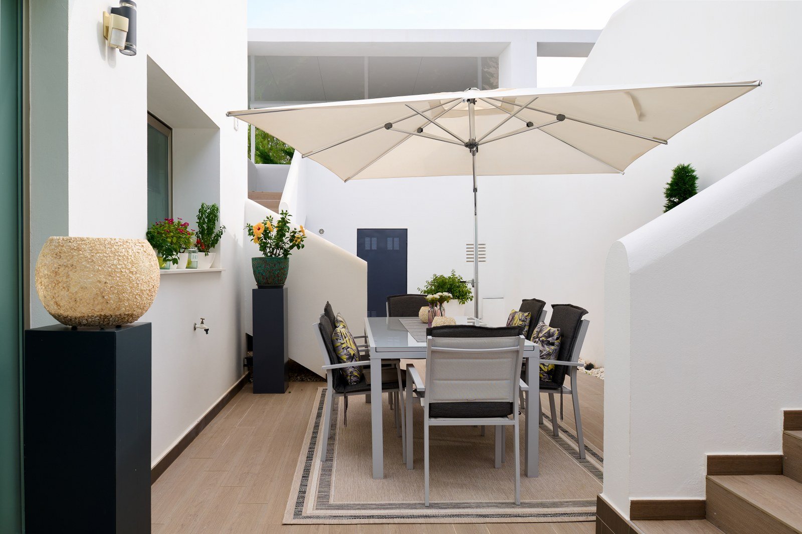 4 patio_1600x1065.JPG