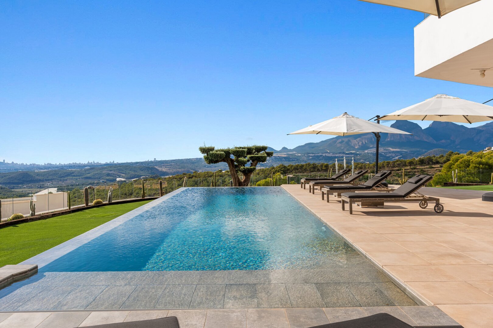 Villa_Eclipse - Exteriores - Teraza piscina (8).jpg