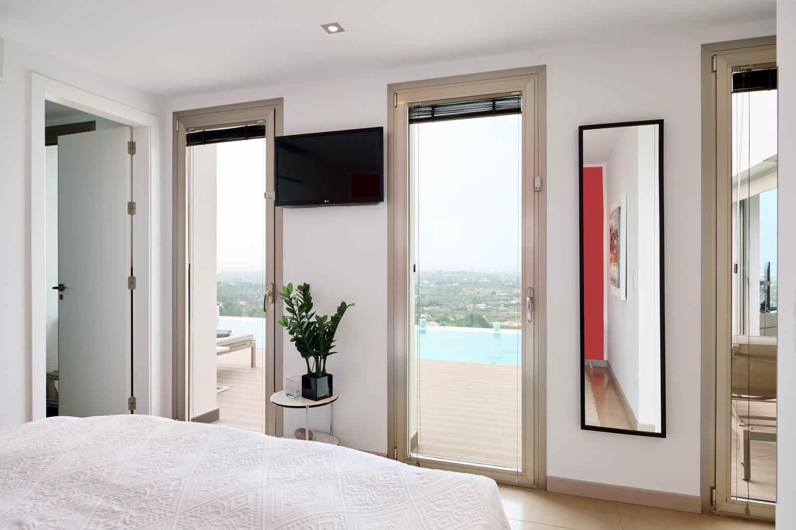 27  suite bedroom 3_1600x1065.JPG