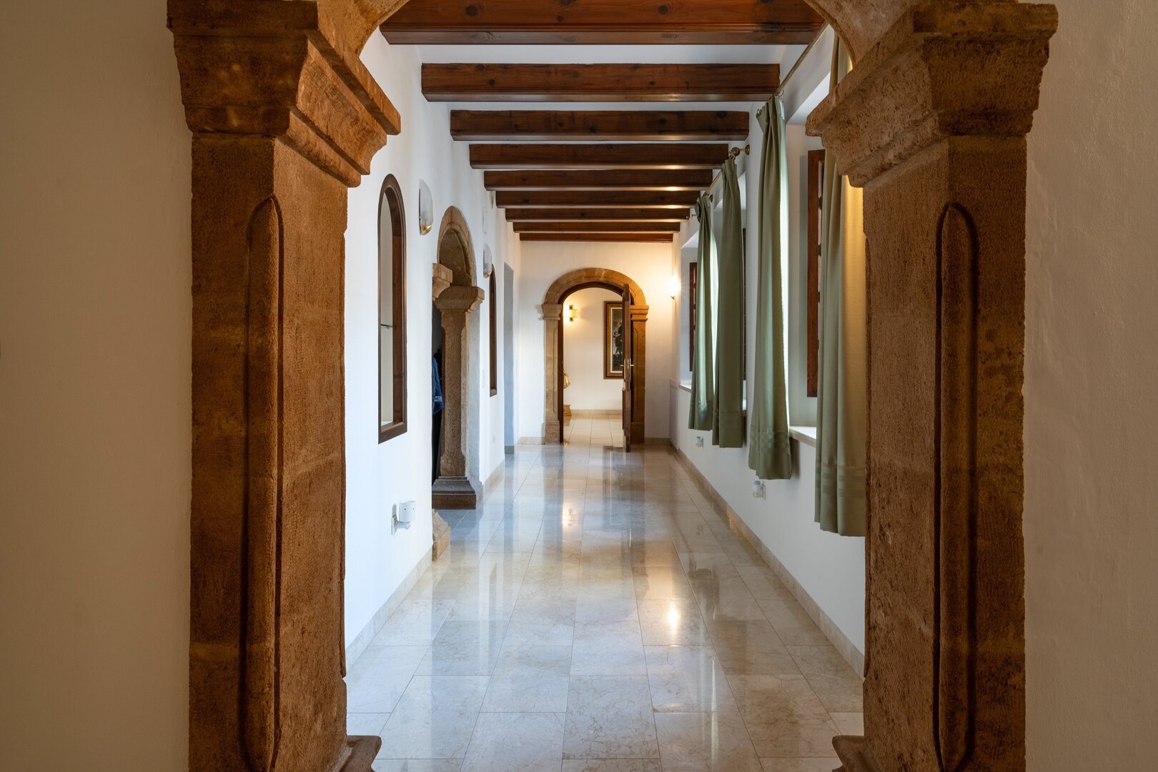 KV111V-La Lluca-Pasillo (1).jpg