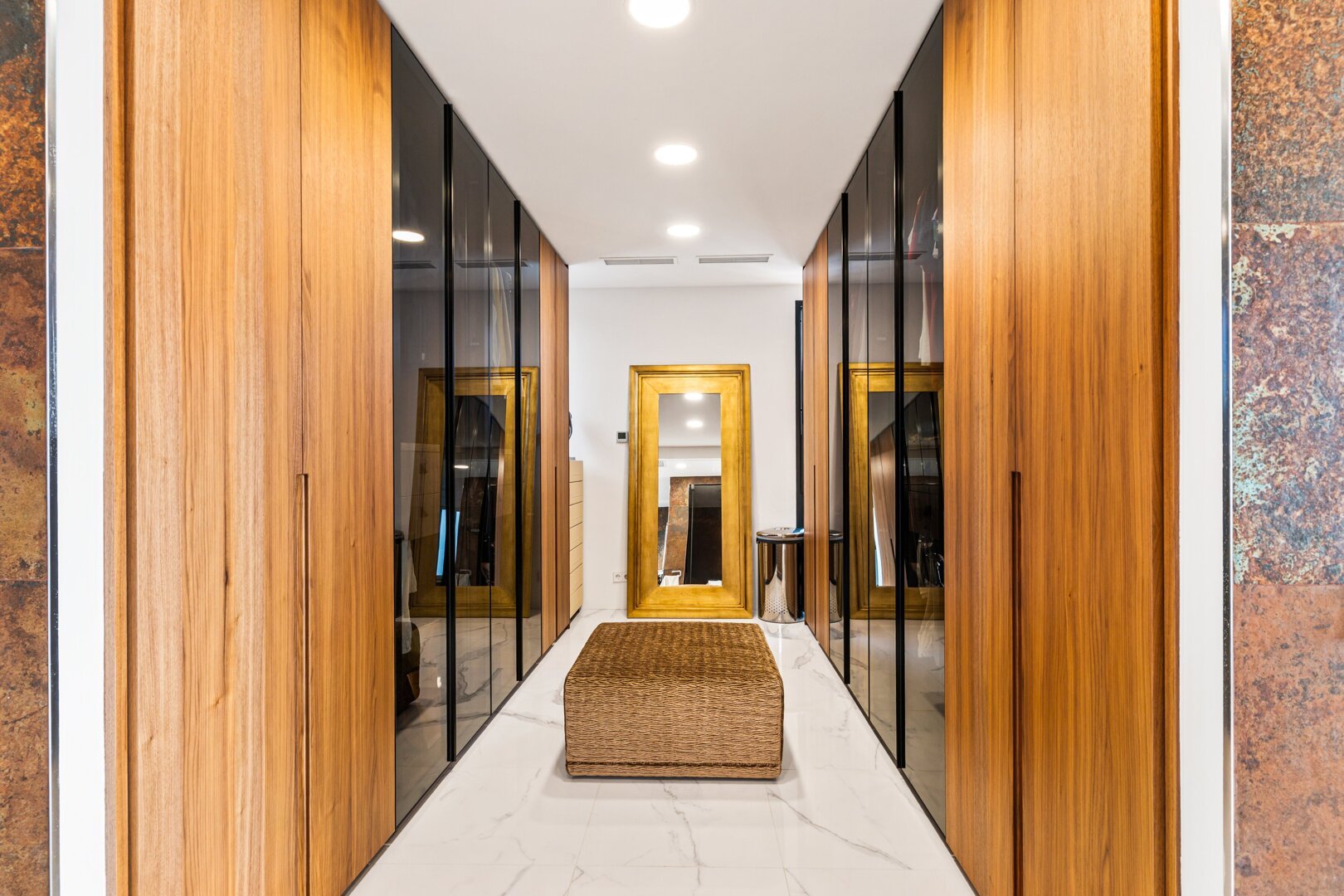 Villa_Eclipse - Planta Alta - Master Suite Vestidor (1).jpg