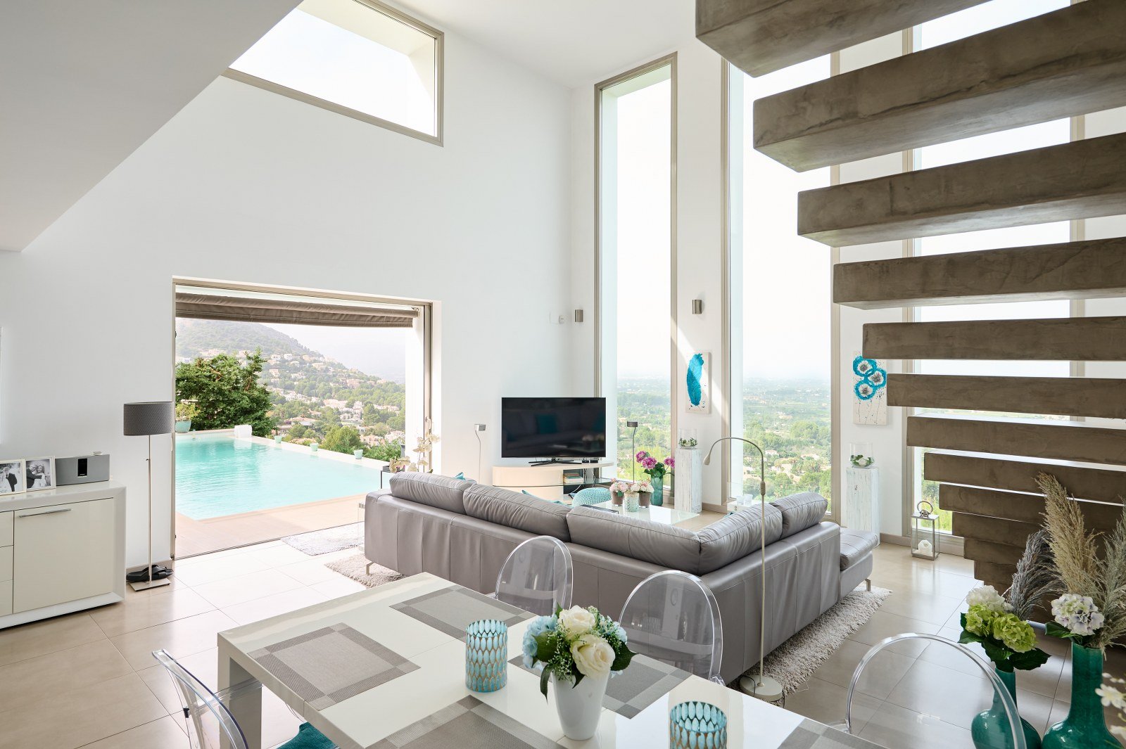 14 living room_1600x1065.JPG