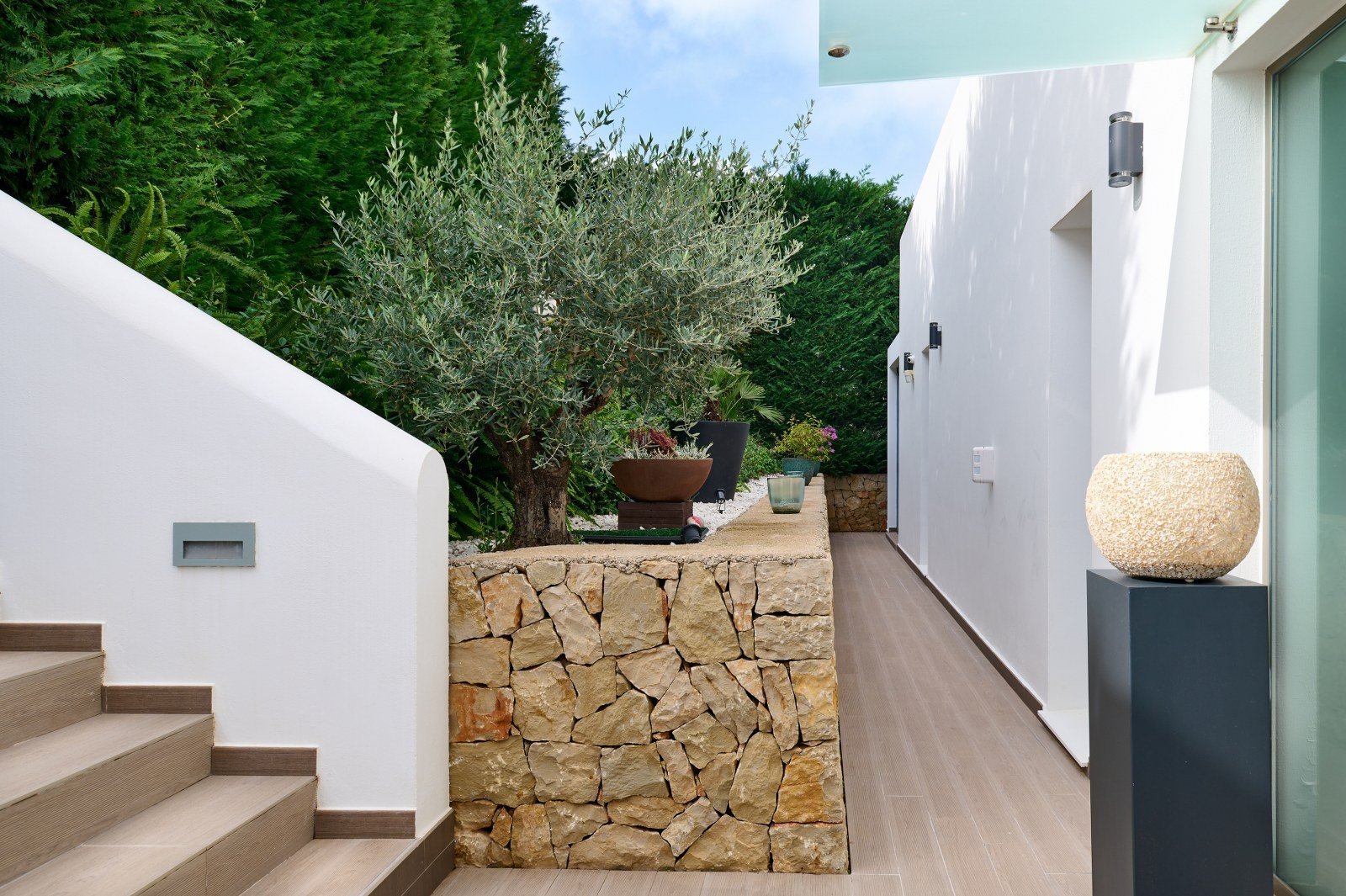 5 patio_1600x1065.JPG