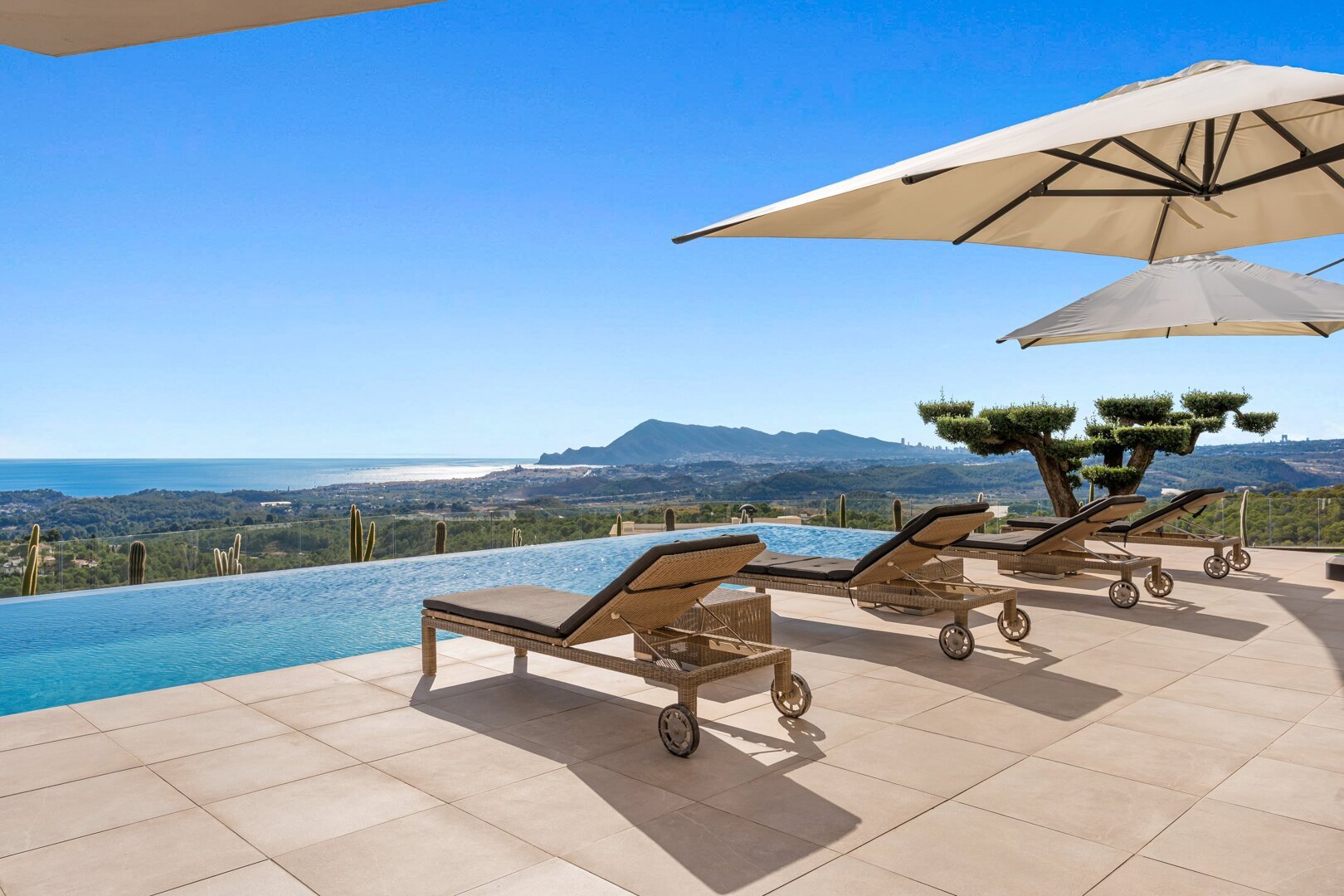 Villa_Eclipse - Exteriores - Teraza piscina (9).jpg